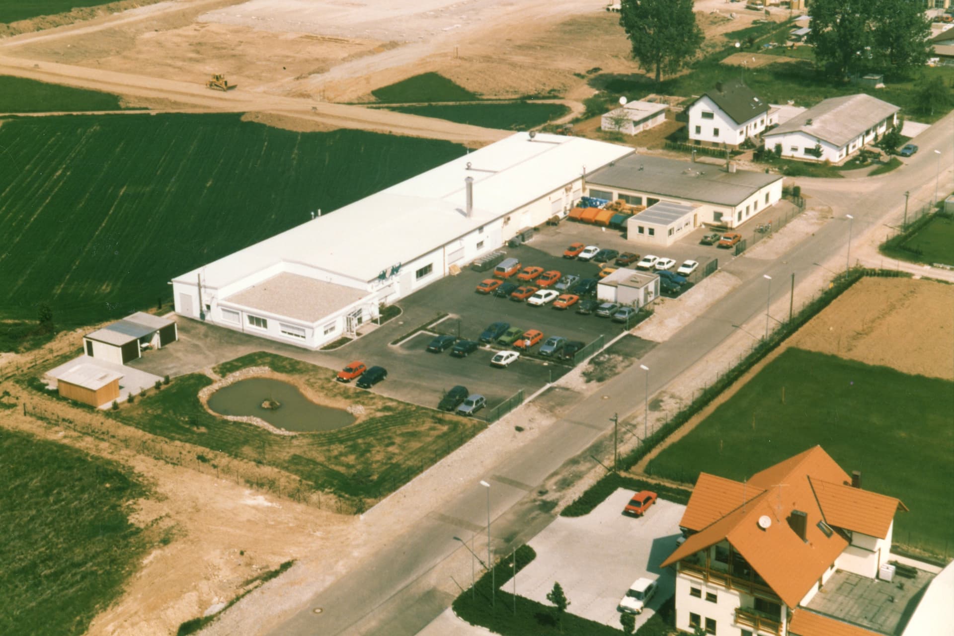 Erweiterungsbau mit neuem Bürotrakt und Empfangsbereich. Beginn Multilayer-Produktion.