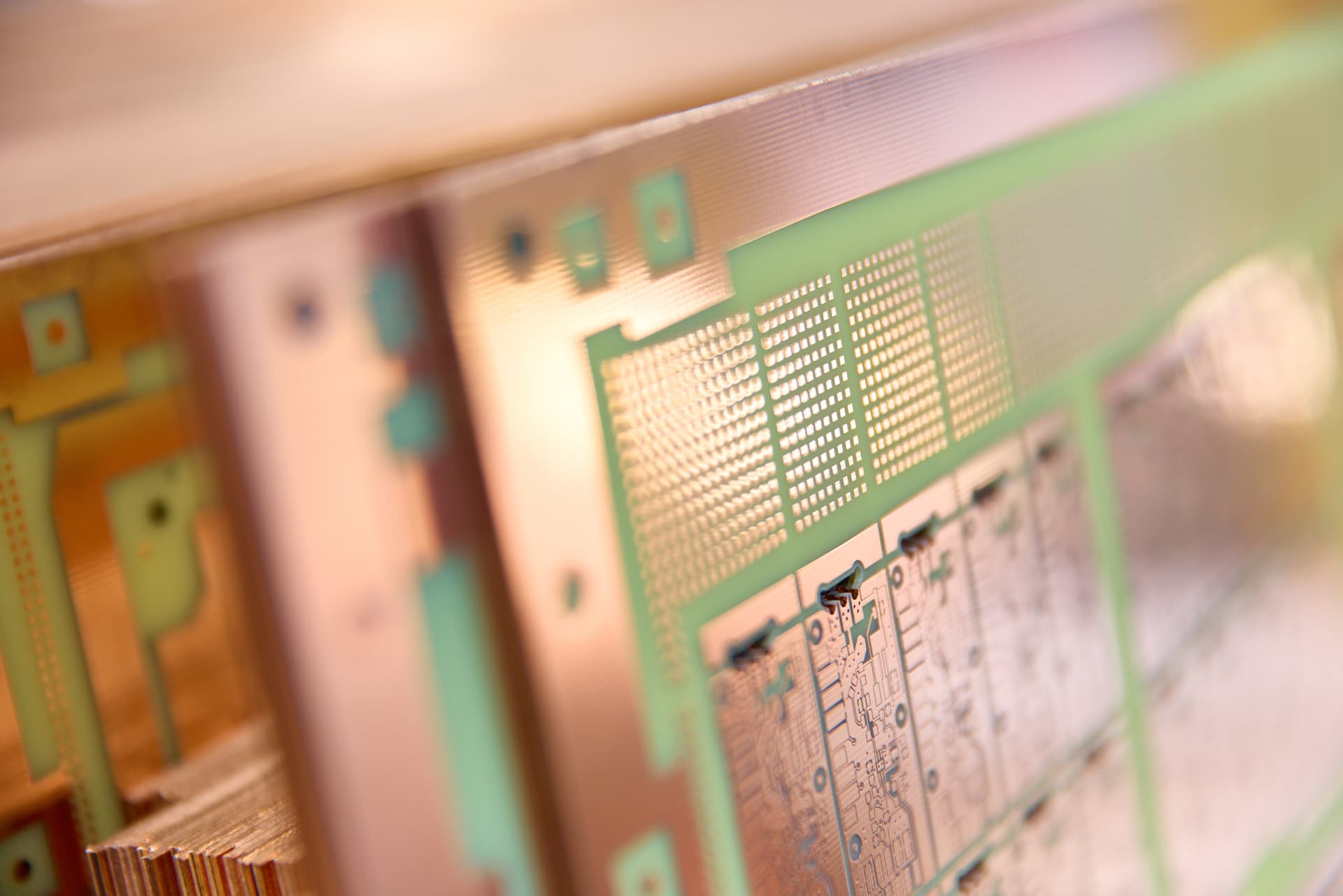 Nahaufnahme von einer Leiterplatte mit Fokus auf Materialien