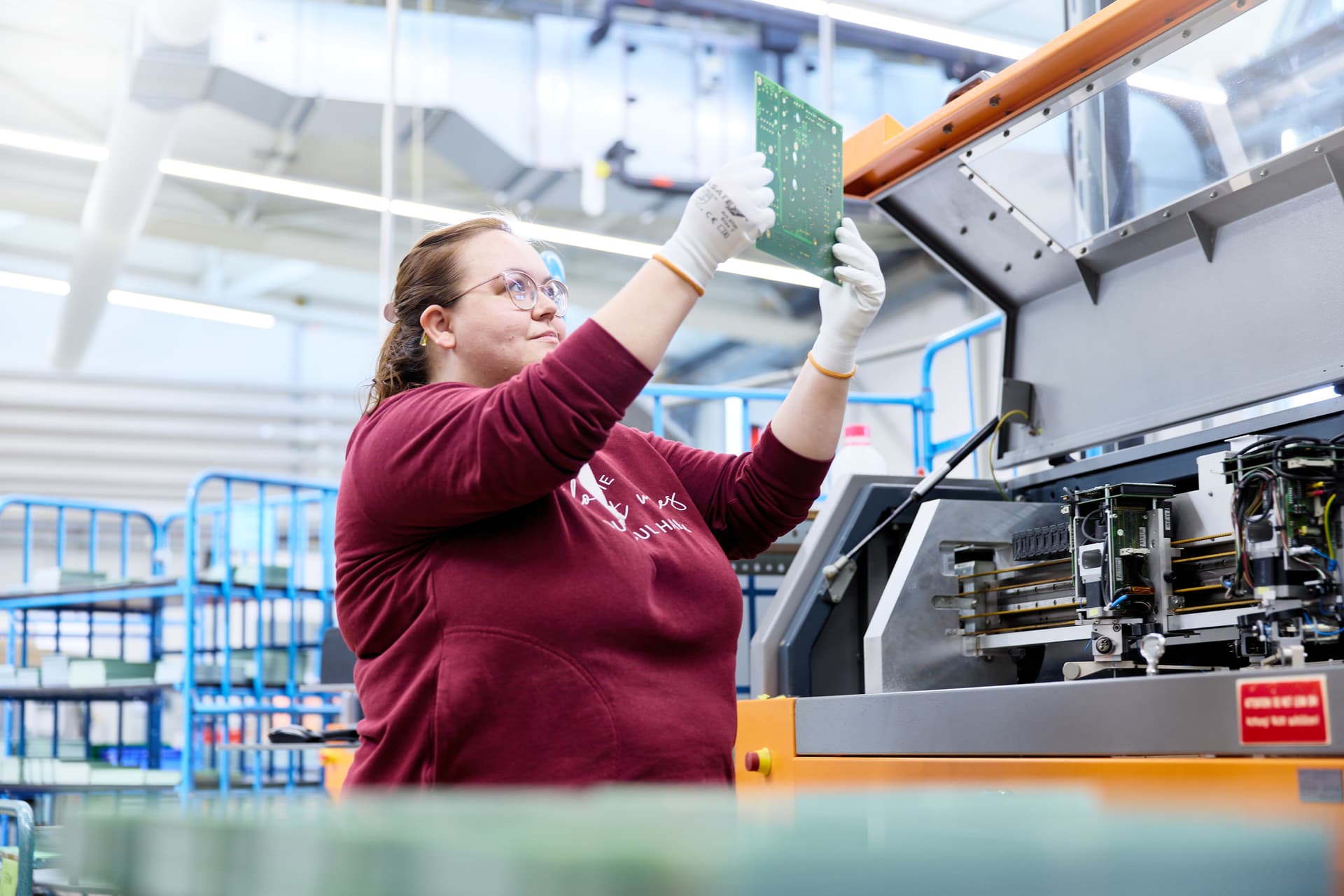 Bild von Mitarbeiterin bei der Prüfung einer Musterbestellung