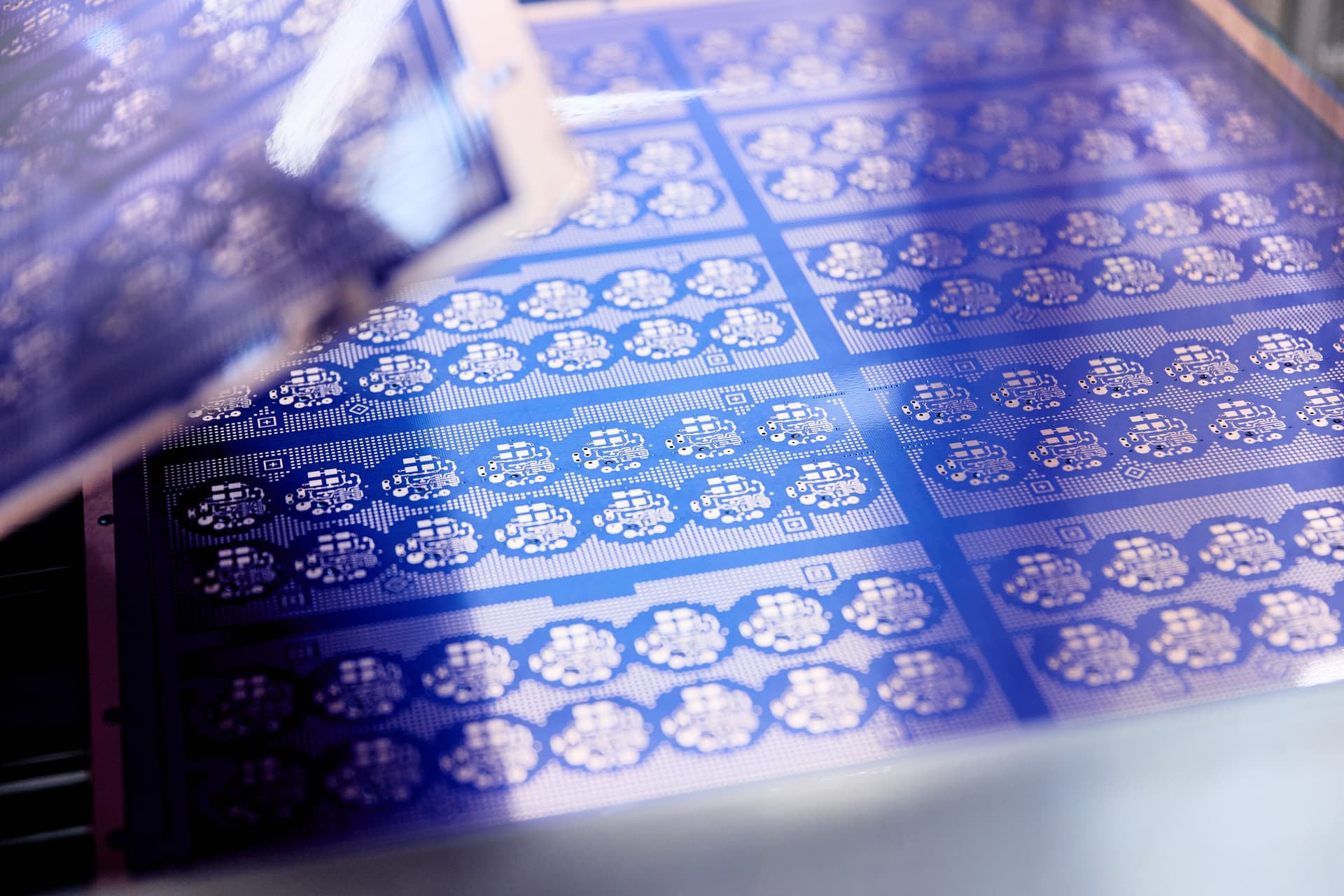 Nahaufnahme von einer Leiterplatte mit Fokus auf Oberflächen