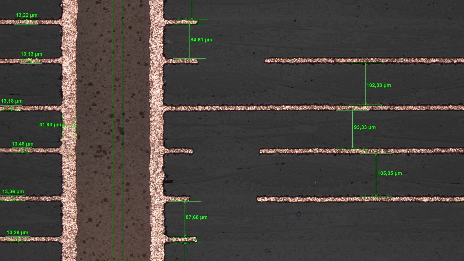 Mikroskopische Schliffanalyse einer Leiterplatte zur Qualitätsbewertung
